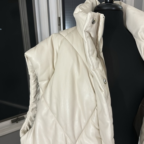 Abercrombie & Fitch NWT Vegan Leather Ladies Puffer Vest - Picture 2 of 8